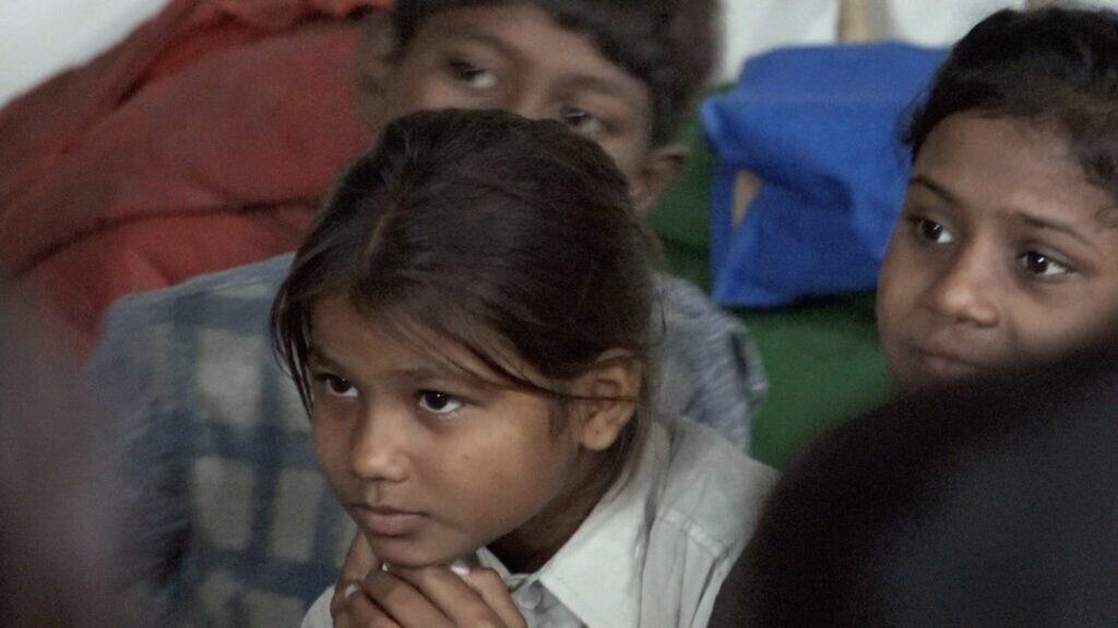 Konzentrierte Schülerinnen hören während des Unterrichts aufmerksam zu.