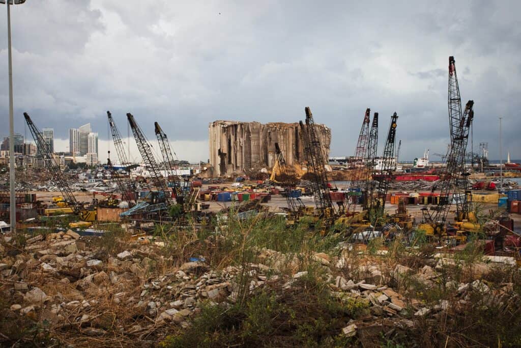 Beschädigte Hafenkräne und Getreidesilos im Beiruter Hafen nach Explosion