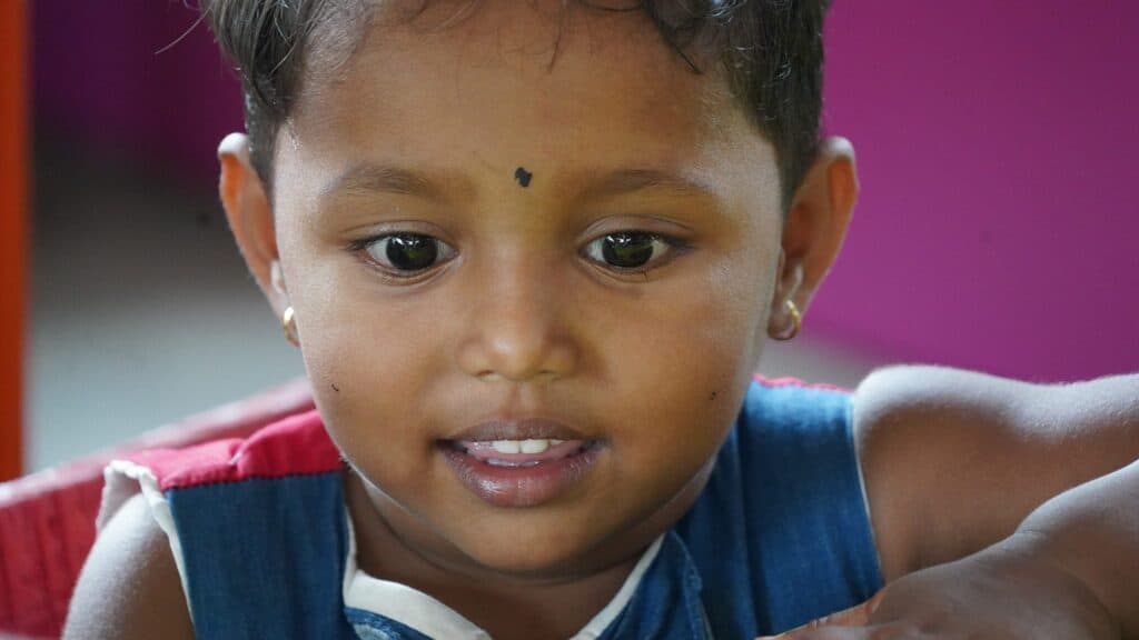 Nahaufnahme eines jungen Mädchens mit dunklen Augen und einem Bindi.