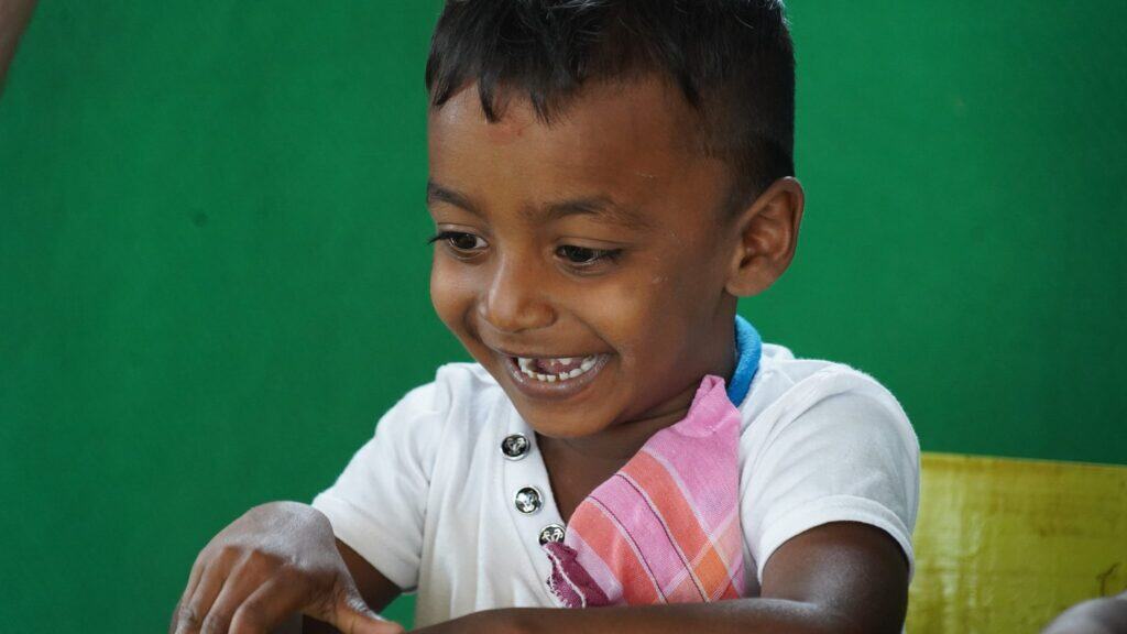 Glückliches sri-lankisches Kind lächelt