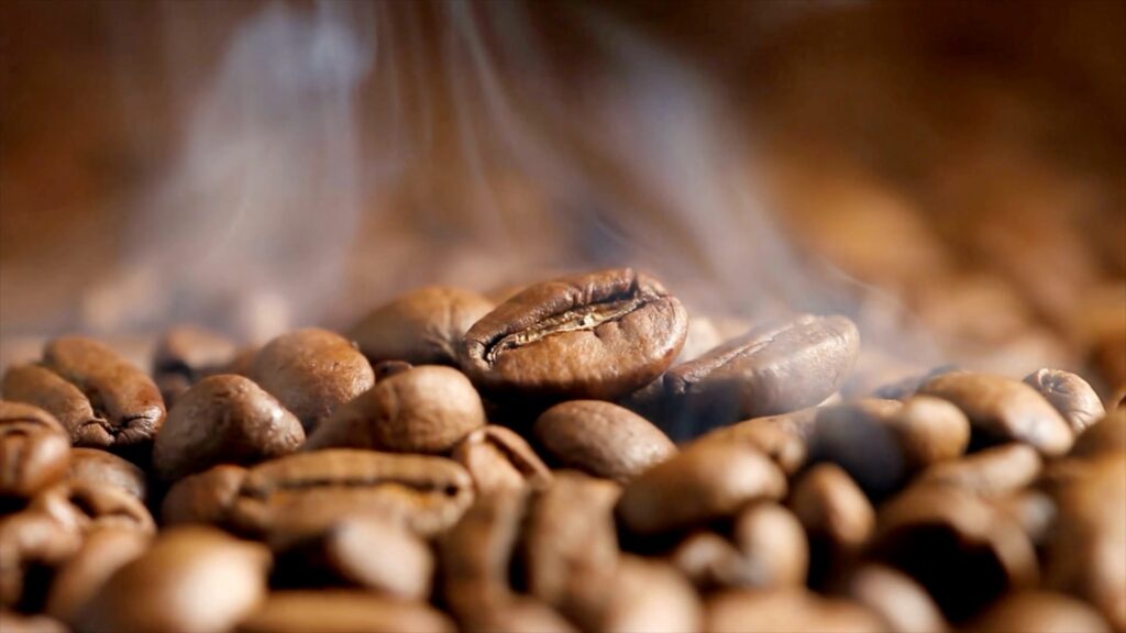 Dampfende frisch geröstete Kaffeebohnen
