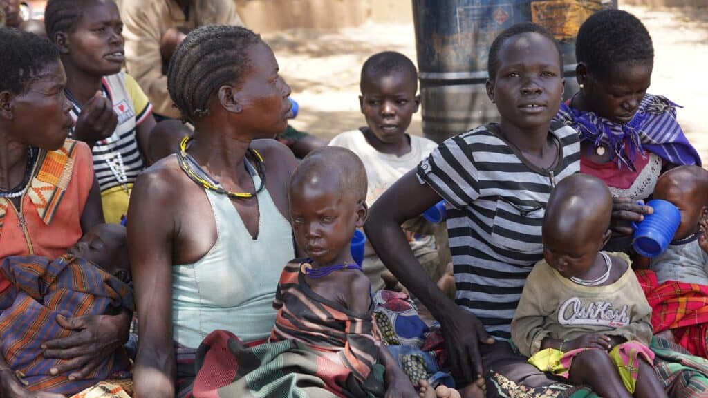 Unterernährte Kinder und Mütter in einer ländlichen afrikanischen Gemeinde erhalten Hilfe.