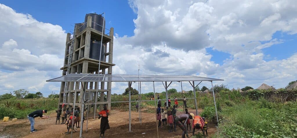 Solarbetriebener Wasserturm versorgt ein Dorf in Afrika mit sauberem Wasser.