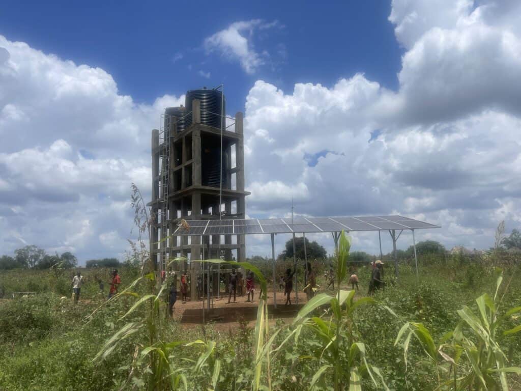 Solarbetriebener Wasserturm versorgt eine Gemeinde mit sauberem Wasser.