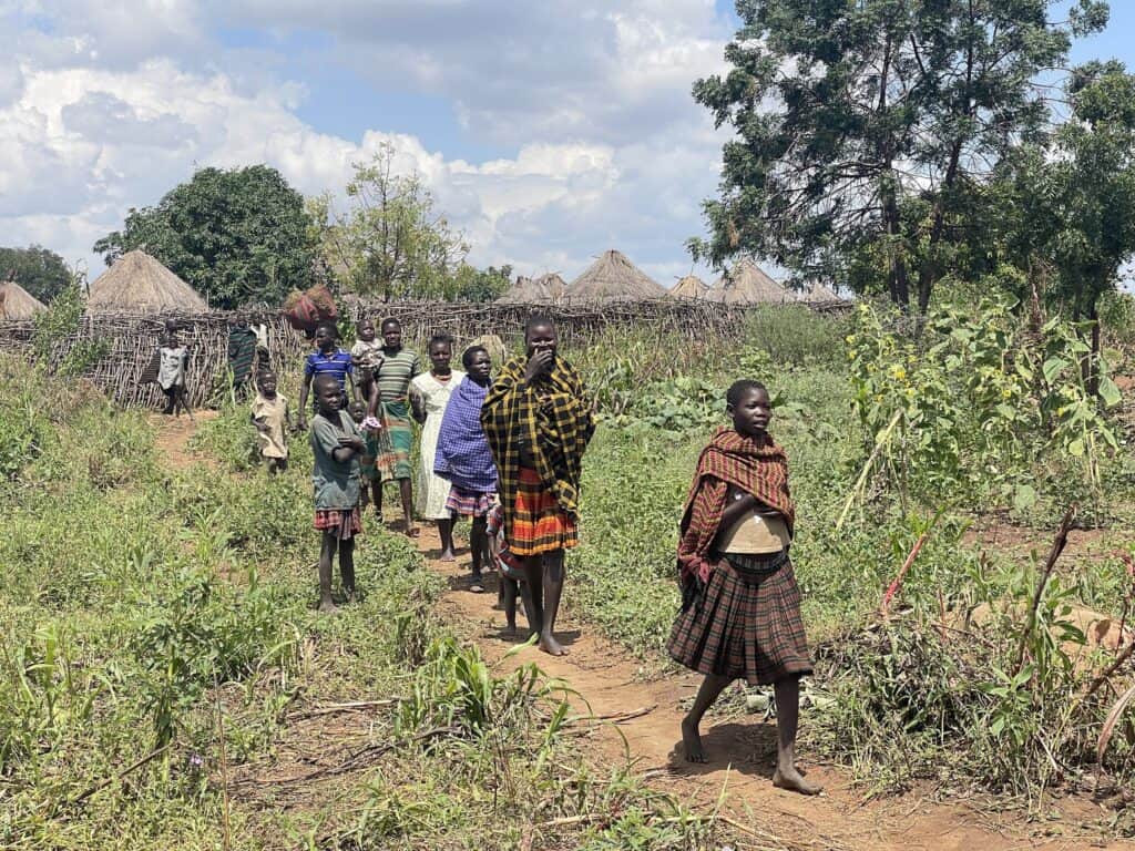 Eine Gruppe von Karamojong geht auf einem Feldweg in der Nähe ihres Dorfes in Uganda.