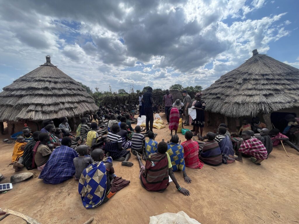 Gemeindemitglieder erhalten Hilfe in einem ländlichen afrikanischen Dorf. Lebensmittelverteilung, humanitäre Hilfe.