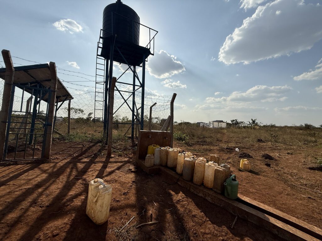 Solarbetriebener Wasserturm mit Kanistern zur Wassergewinnung im ländlichen Afrika.