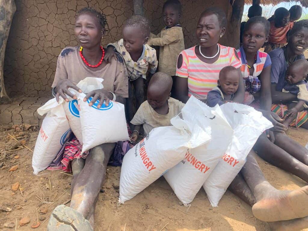 Hungrige Familien im Südsudan erhalten Nahrungsmittelhilfe in Form von Tüten mit der Aufschrift „Hungrig“.