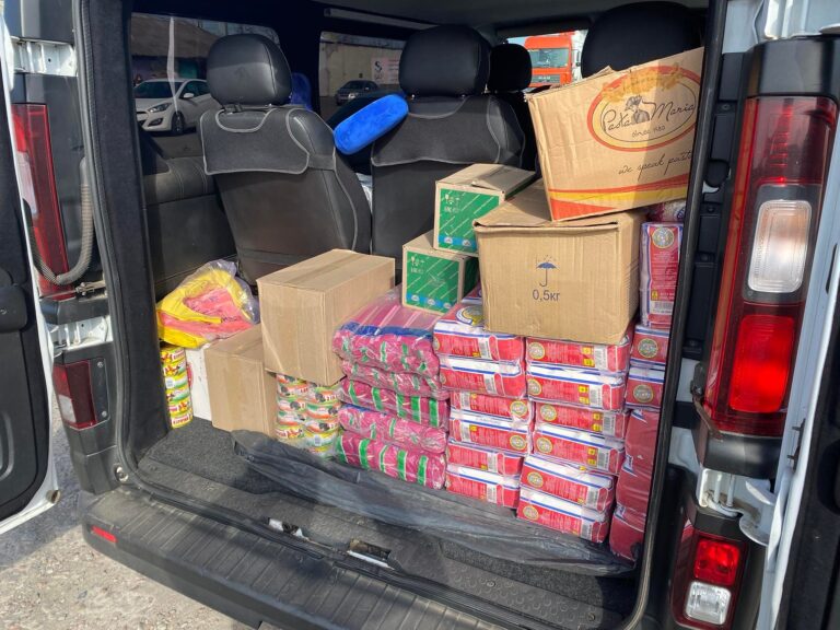 Der Laderaum des Lieferwagens ist mit Kisten voller Lebensmittel und anderen Hilfsgütern für Spenden vollgepackt.