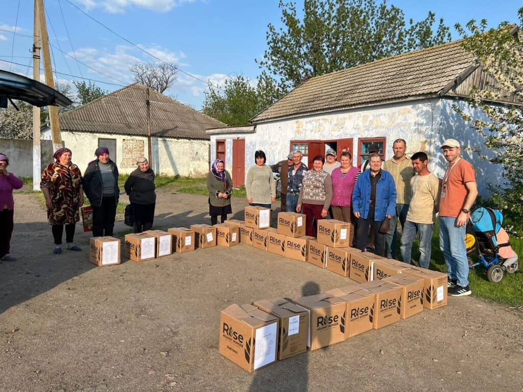 Freiwillige verteilen Lebensmittelpakete von Rise Against Hunger an bedürftige Gemeinden.