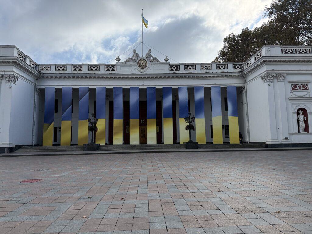 Das Gebäude des Stadtrats von Odessa ist mit ukrainischen Flaggen geschmückt.