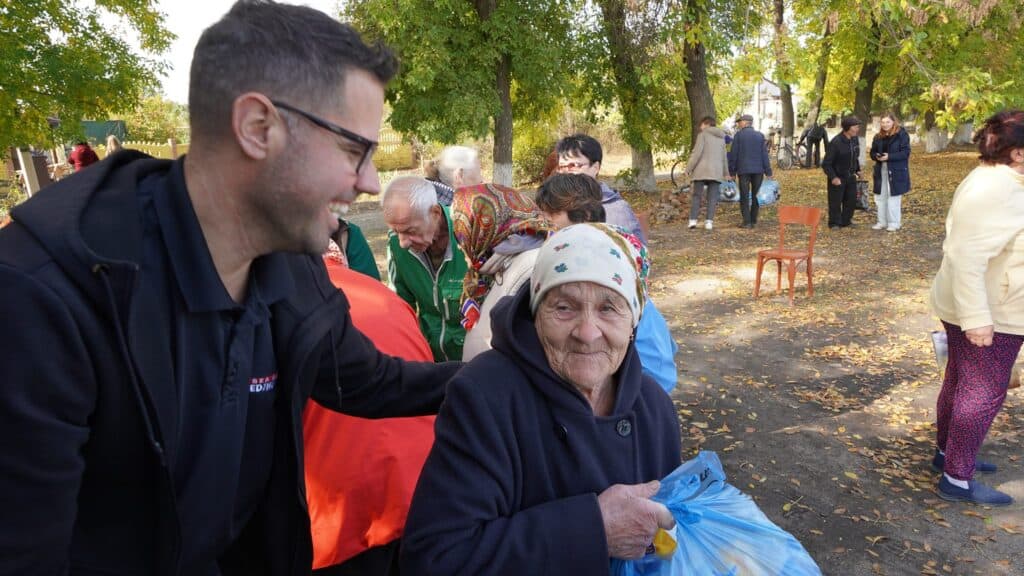 Freiwilliger hilft älterer Frau, Hilfe zu erhalten