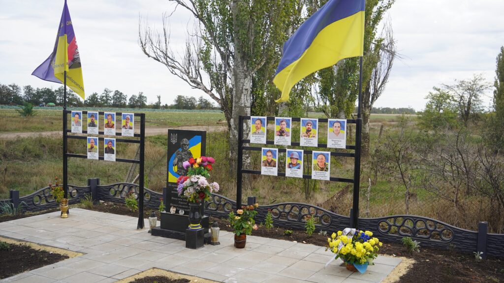 Denkmal für ukrainische Soldaten mit Fotos gefallener Helden und Nationalflaggen.