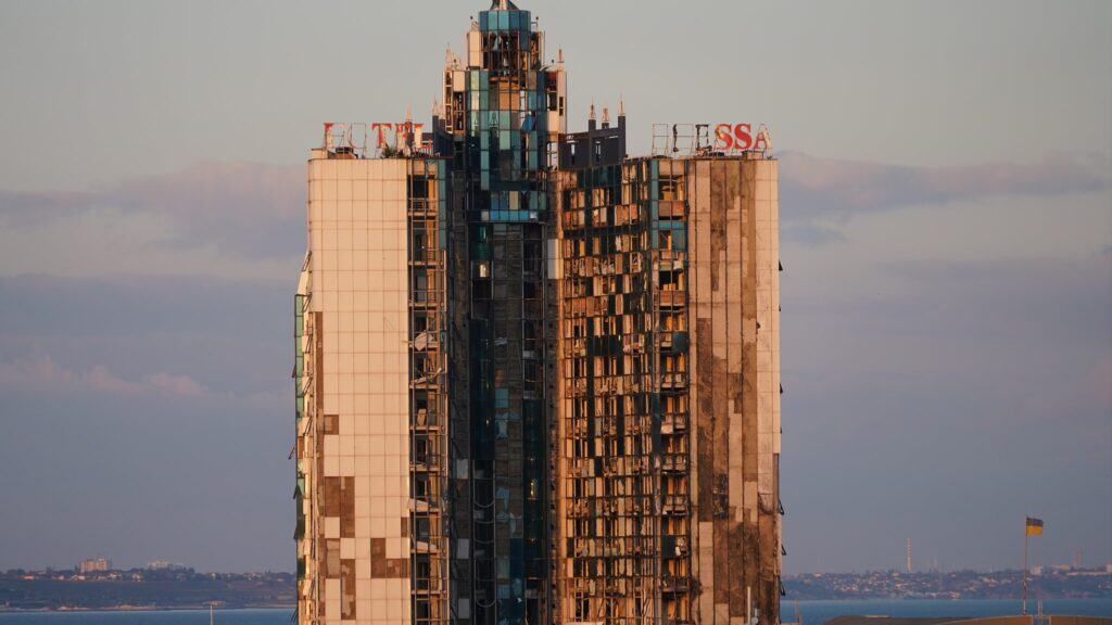 Beschädigtes Gebäude des Hotels Odessa in der Ukraine nach Beschuss. Schild „Hotel Odessa“ sichtbar.