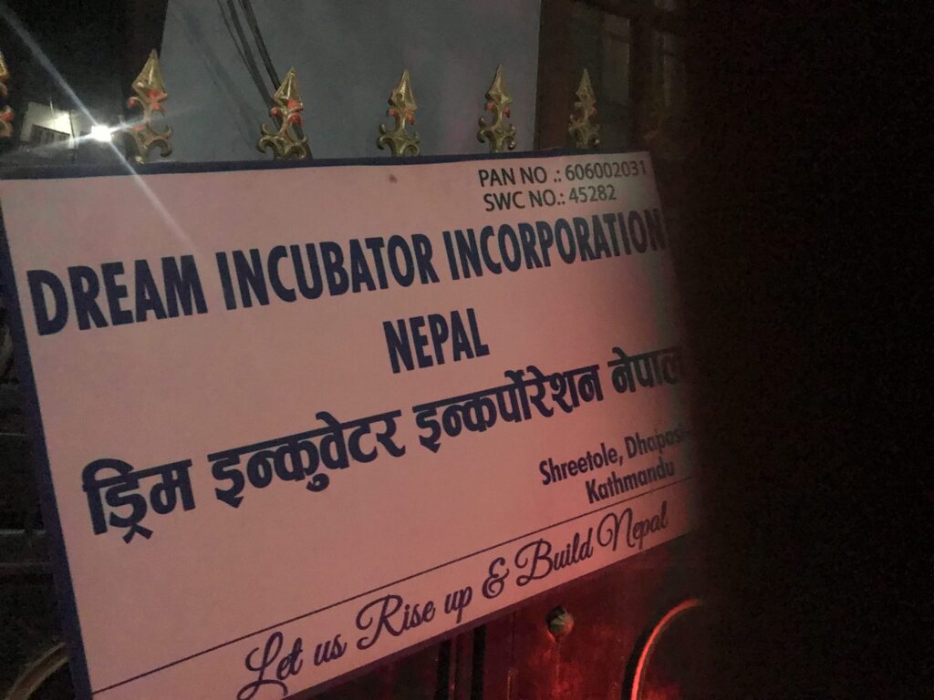 Schild „Dream Incubator Incorporation Nepal“, Shreetole, Kathmandu