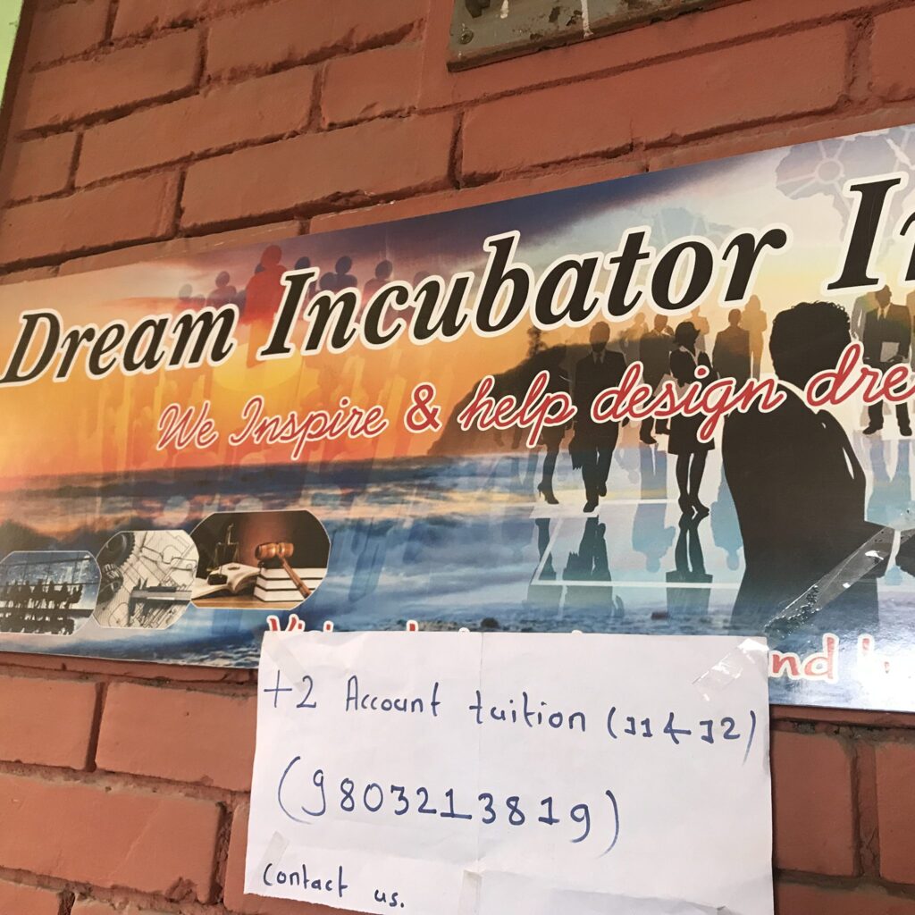 Schild des Dream Incubator Institute mit Kontaktinformationen für die Unterrichtsgebühren für +2-Konten.