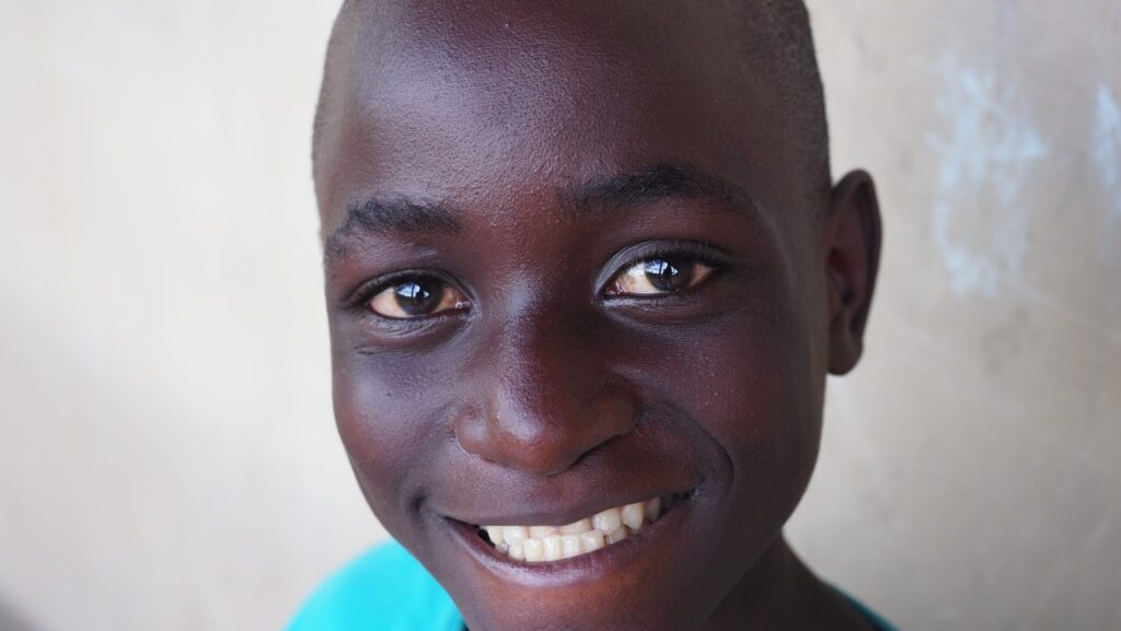 Nahaufnahme Porträt eines lächelnden afrikanischen Jungen