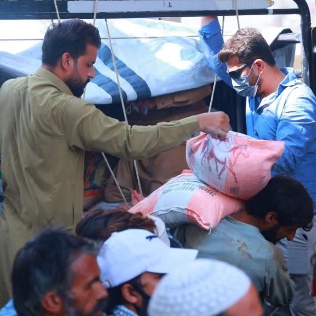 In Pakistan sind aktuell über 3,3 Millionen Menschen von den Überschwemmungen betroffen.
Mehr als 1,3 Millionen mussten bereits ihr Zuhause verlassen.
Allein in Punjab wurden in den letzten Tagen 300.000 Menschen evakuiert.
Mindestens 37 Todesopfer sind bisher bestätigt – und die Zahl steigt weiter.
Über 2.000 Dörfer stehen unter Wasser, Felder und Ernten sind zerstört.
Besonders Reis, Zuckerrohr und Baumwolle – wichtige Lebensgrundlagen – sind vernichtet.
Die wirtschaftlichen und sozialen Folgen sind unermesslich.
Wir haben begonnen, Hilfe vor Ort zu leisten und erste Familien zu unterstützen.
Doch ohne Spenden können wir diese Arbeit nicht fortsetzen.
Bitte hilf uns, den Menschen in Pakistan jetzt beizustehen.#PakistanFloods #HelpPakistan #Spenden #Solidarität #HumanitäreHilfe #Flutkatastrophe #Notfallhilfe #Katastrophenhilfe #GemeinsamStark #DonateNow