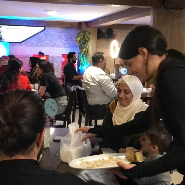 In Beirut kämpfen viele Familien täglich darum, ihre Grundbedürfnisse zu decken. Unsere Suppenküche bietet eine warme Mahlzeit und einen Ort der Hoffnung für Menschen in schwierigen Lebenslagen. Jeden Tag kommen Kinder, ältere Menschen und ganze Familien, um gemeinsam essen zu können. Das Projekt lebt von Solidarität und dem Einsatz freiwilliger Helfer:innen. Durch jede Spende können wir weitere Mahlzeiten ermöglichen und mehr Menschen erreichen. Die Suppenküche ist nicht nur ein Ort zum Essen, sondern auch ein Ort der Gemeinschaft. Gerade in Zeiten wirtschaftlicher Unsicherheit braucht es Zusammenhalt. Gemeinsam können wir ein Stück Würde und Geborgenheit zurückgeben. Unterstütze unsere Arbeit, damit niemand hungrig bleiben muss. Jeder Beitrag zählt.#Beirut #Libanon #Suppenküche #HilfeVorOrt #Solidarität #Gemeinschaft #Nothilfe #Spenden #Humanität #Support