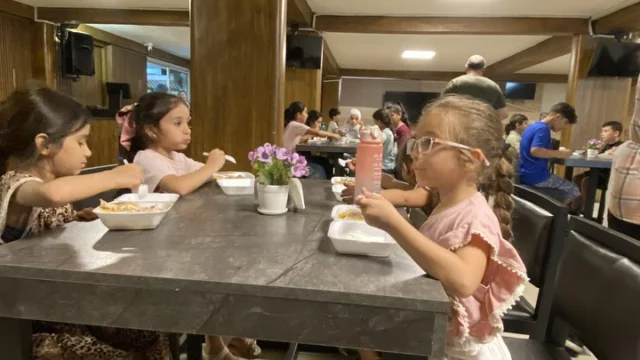 Das Projekt Every Child Every Day der Feed the Hungry Stiftung versorgt täglich über
626.903 Kinder weltweit in Schulen und Waisenhäusern mit Nahrung. Es wurde 2005 nach dem verheerenden Tsunami in Südostasien gegründet und hilft Kindern, die durch Katastrophen oder Krieg zu Waisen geworden sind. Durch die Zusammenarbeit mit Kirchen und Partnern vor Ort wird nicht nur Nahrung, sondern auch Schulbildung und ein Heim für die Kinder bereitgestellt. Dadurch erhalten sie eine hoffnungsvolle Perspektive für ihre Zukunft und die ihres Landes.
Mittlerweile unterstützt die Stiftung Kinder in 26
Landern.