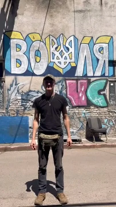 In dieser Videobotschaft spricht unser Partner aus der Ukraine über die bewegenden Entwicklungen der letzten Monate. Er erzählt von den Meilensteinen, die dank Ihrer Unterstützung erreicht wurden – neue Projekte, konkrete Hilfe vor Ort, Hoffnung inmitten der Herausforderungen. Gleichzeitig gibt er einen ehrlichen Einblick in die Schwierigkeiten, mit denen die Menschen weiterhin konfrontiert sind.Dieses Video zeigt, wie Ihre Spende Leben verändert hat. Und es macht deutlich, wie wichtig es ist, dranzubleiben. Jeder Beitrag zählt – für Sicherheit, Perspektiven und Menschlichkeit.#UkraineHilfe #SpendenWirken #SolidaritätZeigen #HumanitäreHilfe #PartnerVorOrt #GemeinsamStark #HoffnungSchenken #MeilensteineUndMut #ZukunftGestalten #Dankbarkeit #NichtVergessen #ZusammenHelfen