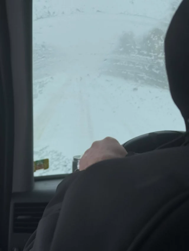 Ukraine heute Mittag. Auf dem Weg zu Menschen die trotz des bitter kaltem Wetter auf uns warten  sie erhoffen sich heute etwas zu essen zubekommen. Wir sind auf dem Weg.