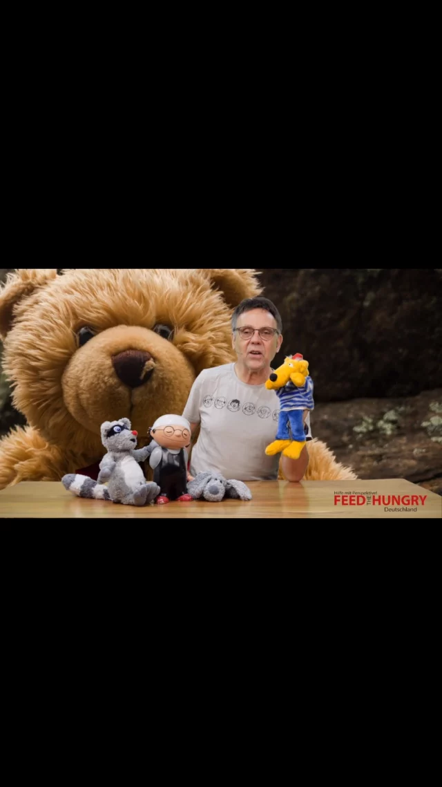 Zeit zum kuscheln

Mein Lieblingsteddybär ist leider verschwunden. Den habe ich sogar als fünfjähriger bei einer Augenoperation mit in den Operationssaal  mitgenommen. Doch er sah so ähnlich aus wie der Teddybär im Hintergrund des Videos. In den nächsten Zeit wollen wir für Kinder in der Ukraine Camps abhalten. Wo sie hoffentlich für ein paar Tage den Krieg vergessen können. Viele haben nicht nur das Zuhause durch den Krieg verloren. Bei der oft schnellen Flucht, blieb vieles zurück. Vielleicht auch das Lieblingskuscheltier. Den Kindern wollen wir etwas in die Hand geben. Ein Kuscheltier, eben zum kuscheln zum festhalten, zum trösten. Deswegen sammeln wir Spenden um Kuscheltiere zu kaufen. Wenn SIE noch Kuscheltiere übrig haben, von den Kindern oder Enkelkindern, können sie uns diese auch gerne zusenden. 
Feed the Hungry e.V. & Stiftung
Hauptstrasse 43
55599 Eckelsheim

Aber bitte die Kinder oder Enkelkinder vorher fragen ob sie das Kuscheltier auch weitergeben möchten. Mich hat man damals leider nicht gefragt.