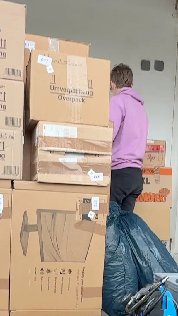 Die erste Reise mit dem neuen Anhänger ist gelaufen. Mit Lebensmitteln, Spielzeug, Medikamenten und medizinischen Artikeln und Geräten sind wir nach Pilzen in Tschechen gefahren. Dort haben wir wieder eine Möglichkeit Hilfsgüter für die Ukraine zu lagern. Eine besondere Hilfe konnten wir bringen für Menschen mit Sehschwächen. Nicht weil die Menschen auf Grund ihres alters in die Reha Einrichtungen gehen, sondern weil sie durch Kriegsverletzungen am Kopf in ihrer Sehschärfe beeinträchtigt sind.