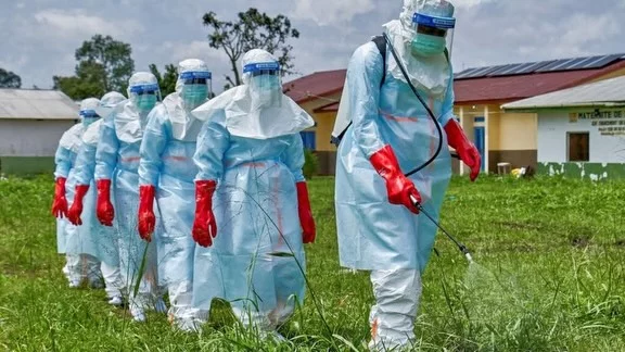 Die humanitäre Lage in Teilen Afrikas verschärft sich zunehmend. Besonders im Kongo führt der aktuelle Ebola-Ausbruch dazu, dass ganze Regionen massiv belastet werden. Infrastruktur bricht weg, Versorgungsketten funktionieren nur eingeschränkt und viele Familien haben kaum noch Zugang zu ausreichend Lebensmitteln oder medizinischer Hilfe.

Krankenhäuser und Hilfseinrichtungen arbeiten vielerorts an ihrer Belastungsgrenze. Für zahlreiche Menschen bedeutet das: fehlende Medikamente, eingeschränkte Versorgung und tägliche Unsicherheit. Besonders Kinder, ältere Menschen und bereits geschwächte Personen sind von den Folgen betroffen.

Humanitäre Hilfe wird jetzt dringend benötigt. Jede Unterstützung kann dabei helfen, medizinische Versorgung bereitzustellen, Lebensmittel zu sichern und betroffene Familien vor Ort zu unterstützen.

Gemeinsam können wir Verantwortung übernehmen und Menschen in einer akuten Notsituation helfen. Unterstützen Sie jetzt unsere humanitäre Arbeit und leisten Sie einen Beitrag für Hoffnung, Versorgung und Menschlichkeit.

#Kongo #Afrika #Ebola #HumanitäreHilfe #HilfeVorOrt Spenden Nothilfe Gesundheitsversorgung Solidarität Humanity Support GemeinsamHelfen Hilfsorganisation Krisenhilfe MedizinischeHilfe