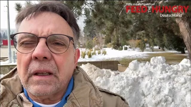 Als wir sp&auml;t Abends in unserem Hotel in Odessa ankamen, fragten wir die junge Frau an der Reception, ob bekannt ist, ob in der kommenden Nacht russische Raketenangriffe zu erwarten seien. Sie meinte dann, nach dem sie in einer speziellen App nachgesehen hatte, dass sechs Langstreckenraketen unterwegs w&auml;ren. Sie sagte das so beil&auml;ufig wie eine Wettervorhersage. Dann erkl&auml;rte sie uns den Weg zum Bunker. Die Menschen sind daran gew&ouml;hnt, an das was uns Angst macht.Wir konnten unser Lager besichtigen. Es ist gut gef&uuml;llt f&uuml;r die n&auml;chsten Wochen. Trotz minus Temperaturen kommen viele Leute zu den Verteilungen. Durch die Schneemassen und vereisten, oft gesperrten Stra&szlig;en, kam der LKW nicht ganz p&uuml;nktlich. Unser Kleintransporter bleib mehrmals stecken. Einmal mussten wir sogar raus gezogen werden. Trotz der Versp&auml;tung haben die Menschen ausgehalten und gewartet. Pers&ouml;nlich habe ich mich gefreut einen ukrainischen Soldaten und Freund lebend wiederzusehen.