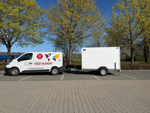 Dank Ihrer Unterstützung konnten wir innerhalb kürzester Zeit Anhänger anschaffen und unsere Kapazitäten deutlich erweitern. Dadurch ist es uns gelungen, nahezu doppelt so viele Hilfsgüter nach Rumänien und an die ukrainische Grenze zu transportieren. Jeder einzelne Beitrag hat dazu beigetragen, dass Hilfe schneller und effizienter dort ankommt, wo sie dringend benötigt wird. Die Situation vor Ort bleibt weiterhin angespannt und fordert kontinuierliche Unterstützung. Umso wichtiger ist es, dass wir gemeinsam handeln und konkrete Hilfe leisten. Mit den zusätzlichen Transportmöglichkeiten können wir flexibler reagieren und größere Mengen auf einmal bewegen. Das bedeutet für viele Menschen vor Ort eine direkte Verbesserung ihrer aktuellen Lage. Wir sind dankbar für das Vertrauen und die Solidarität, die uns entgegengebracht wird. Ohne diese Unterstützung wäre ein solcher Fortschritt nicht möglich gewesen. Gemeinsam können wir weiterhin einen Unterschied machen und Hoffnung dorthin bringen, wo sie gebraucht wird.

#UkraineHilfe #HumanitäreHilfe #Solidarität #GemeinsamStark #SpendenWirken Hilfsgüter SupportUkraine Nächstenliebe Ehrenamt HilfeDieAnkommt